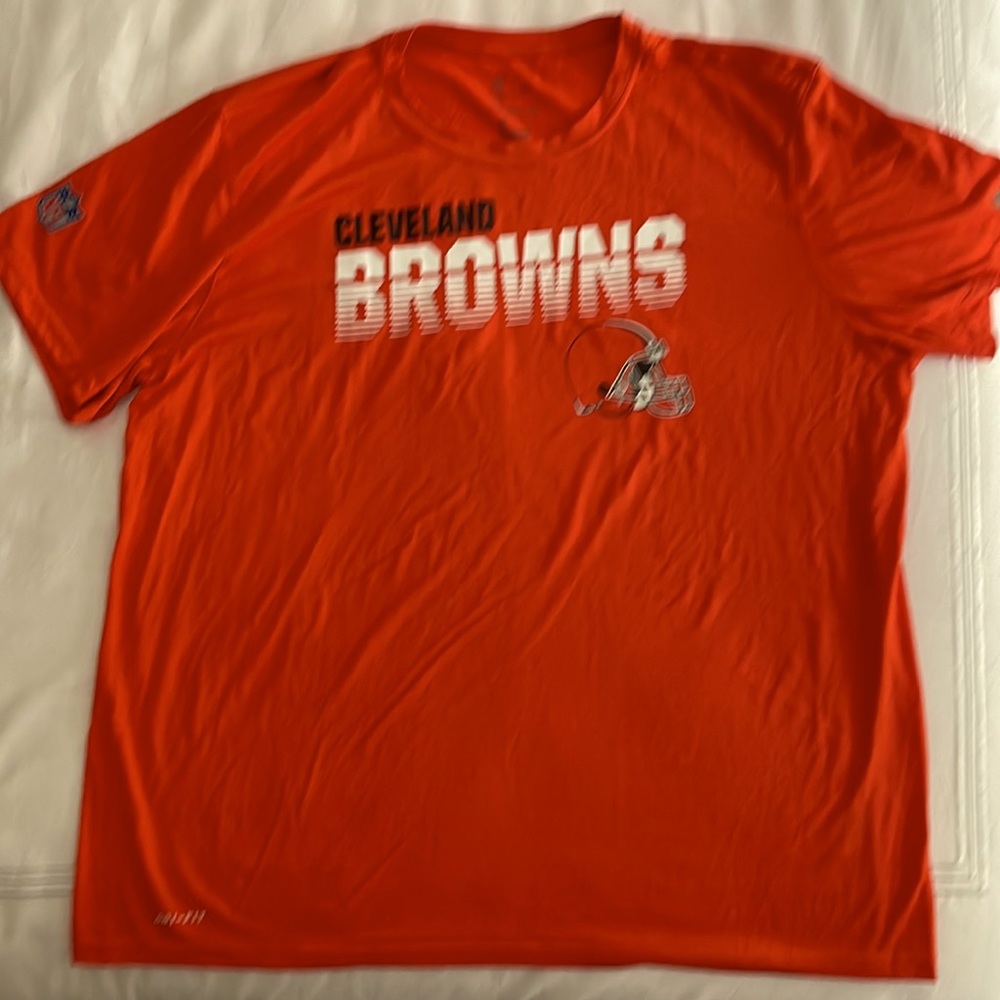 Mens Cleveland Browns dry fit Nike T-shirt.